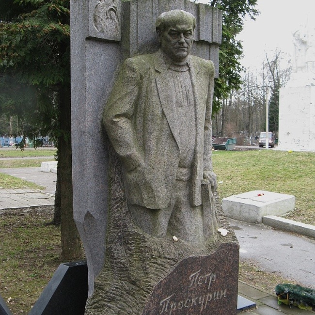 Памятник на могиле Петра Проскурина. Гранит Балтийский 