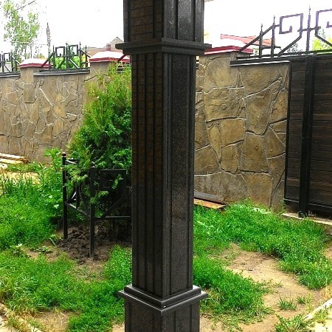Облицовка колонны с каннелюрами гранитом Ириновский (Балтийский)